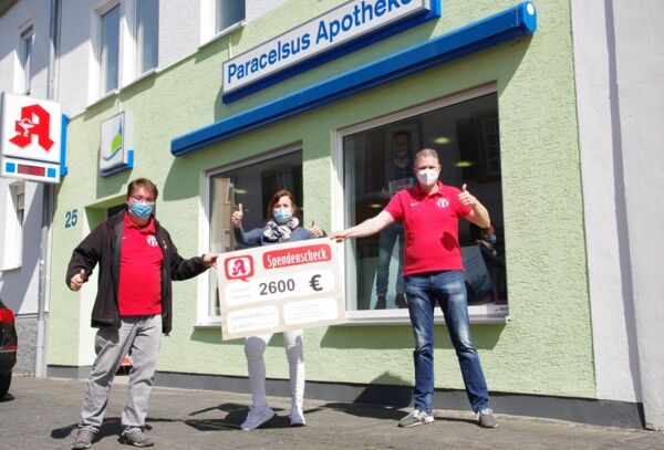 Bei der Spendenübergabe: (v.l.) Martin Koenen (Vorsitzender des Fördervereins Fußball Hochheim), Apothekerin Danny Müller und Norman Kaden (Jugendleiter der Spielvereinigung Hochheim)